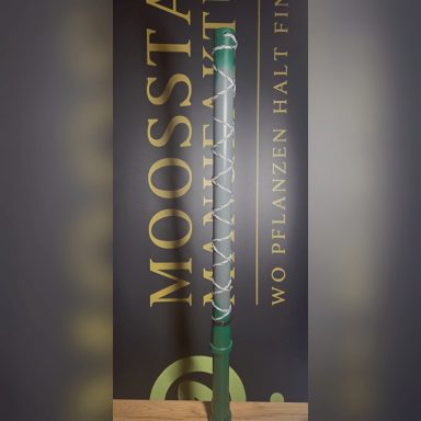 2 Dochte vom Wassertank ausgehend, verlaufen geflochten um den Wassertank. Diese Dochte versorgen später das Moos mit Feuchtigkeit