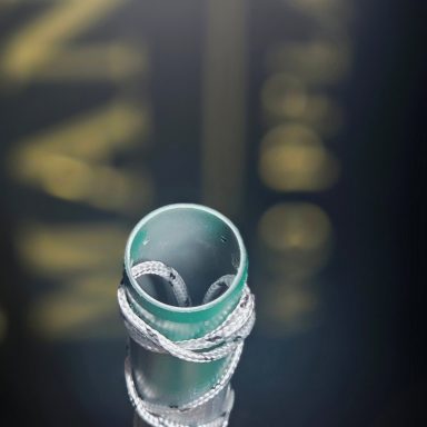 Durch Kapillarwirkung und Adhäsionskräfte, transportieren die Dochte die Feuchtigkeit aus dem Wassertank und geben sie an das Moos ab.